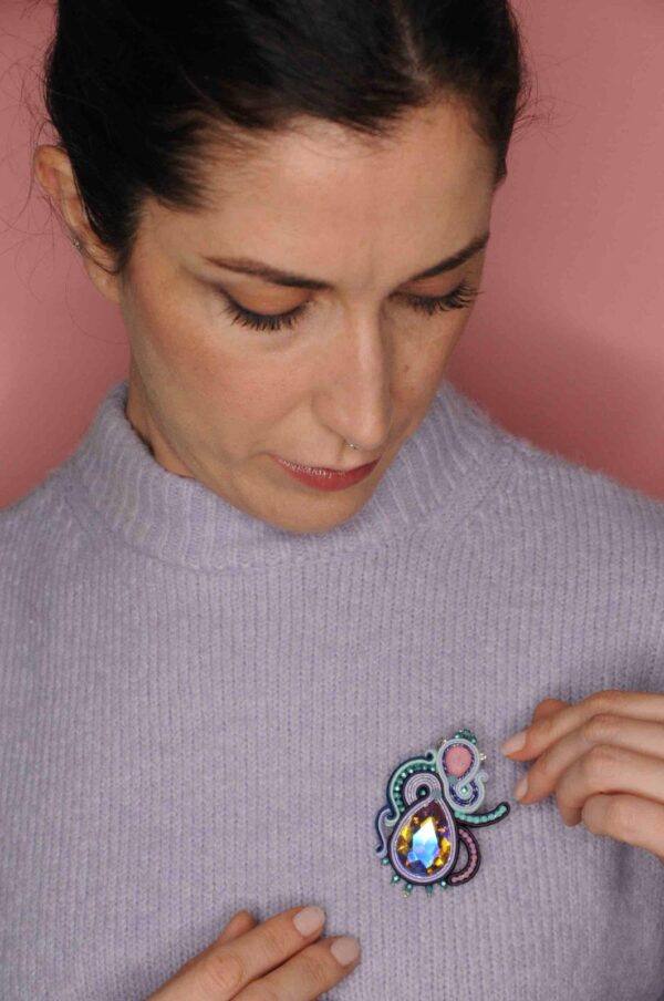 Broche medallon Jupiter Lila3 de Irene Garcia Designer rotated 1