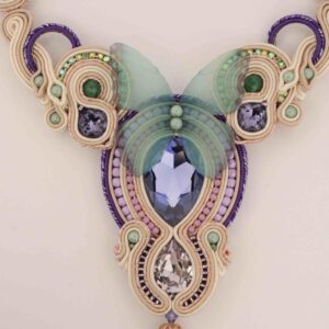 Collar resiliencia verde y morado de Irene Garcia Designer