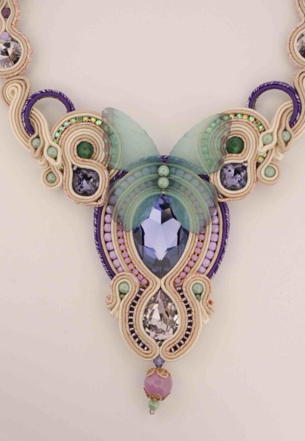 Collar resiliencia verde y morado de Irene Garcia Designer