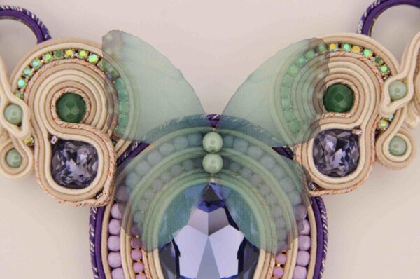 Collar resiliencia verde y morado3 de Irene Garcia Designer