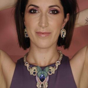 Collar resiliencia verde y morado5 de Irene Garcia Designer