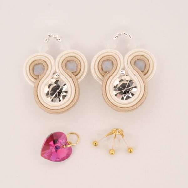 Charm-Casiopea-blanco-de-Irene-García-Designer Bisutería soutache