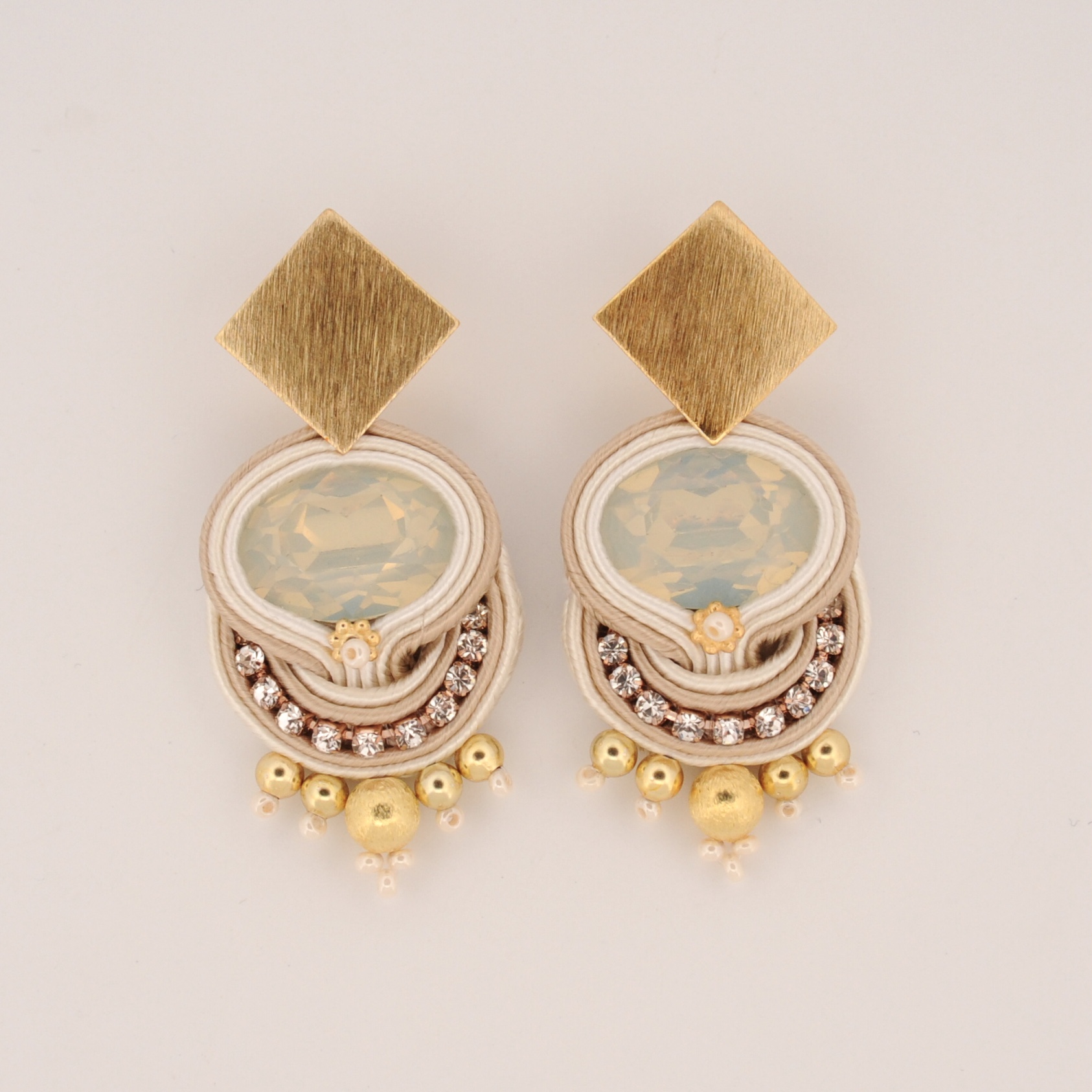 Pendientes Matilda beige3 de Irene Garcia Designer