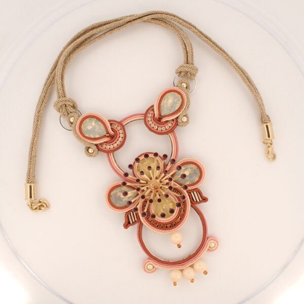 Maxi collar Nora mantequilla de Irene Garcia Designer